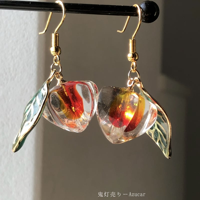 紅鬼灯とステンドグラスのような葉のレジンほおずき ピアス