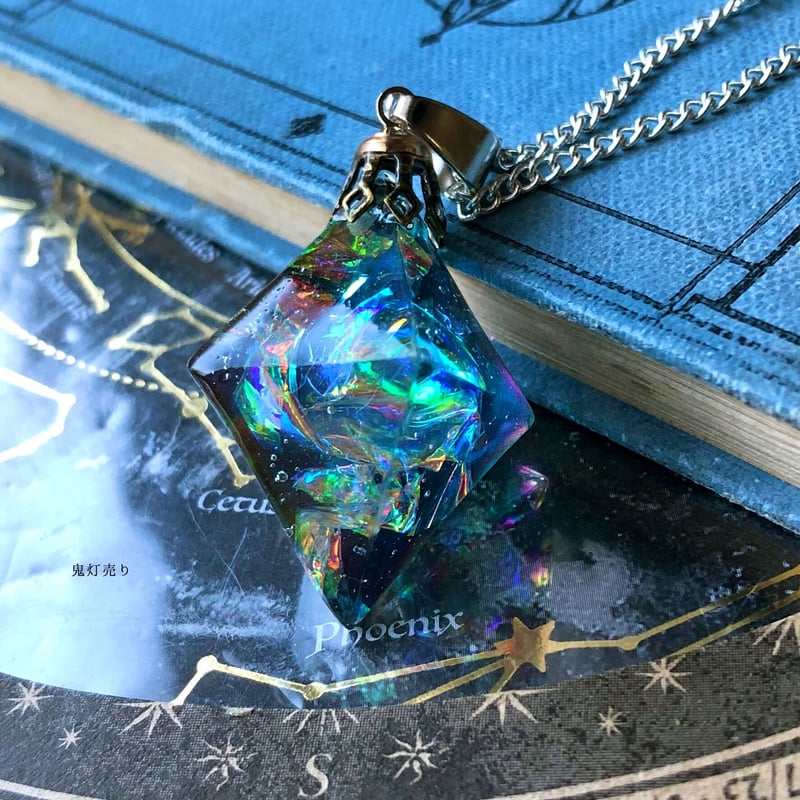 魔法使いから貰ったブラックホール 宇宙レジン 八面体のネックレス