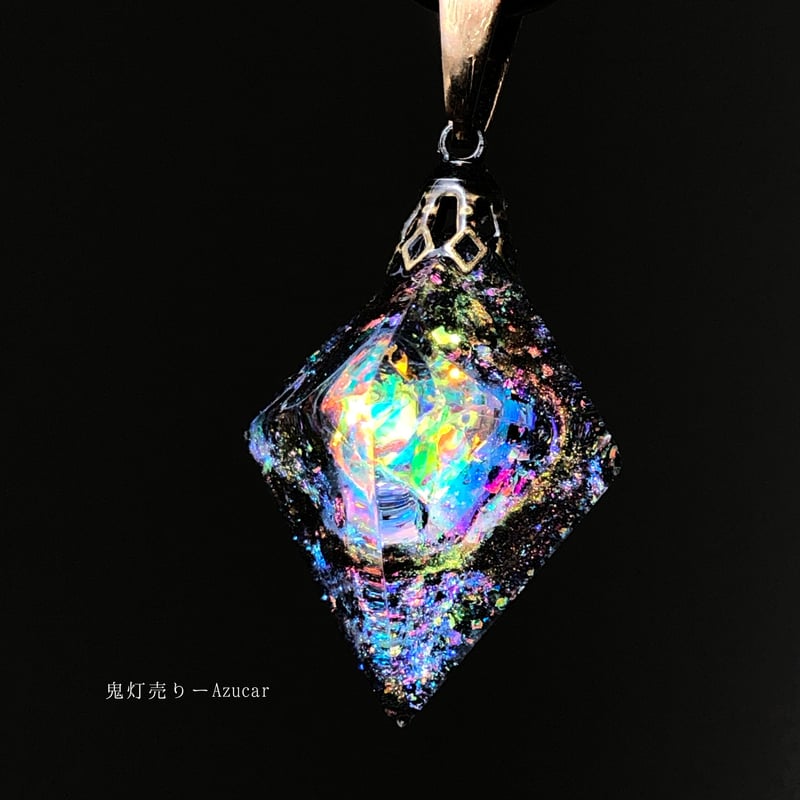 ブラックオパール色の光を集めて。 宇宙レジンネックレス
