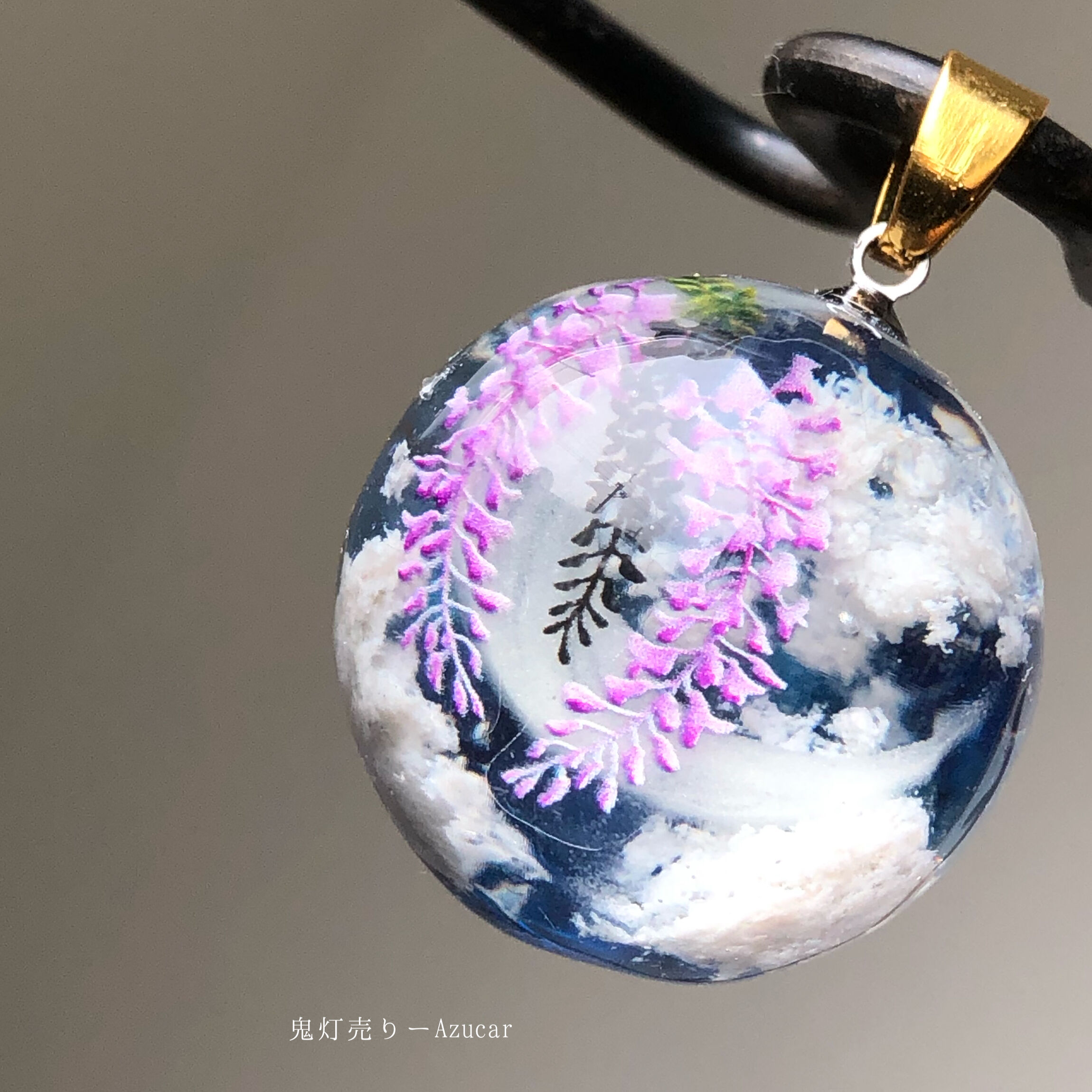 タンザナイト色の夜空に咲く藤の花と彼岸花　雲レジン　オルゴナイト　球体ネックレス original