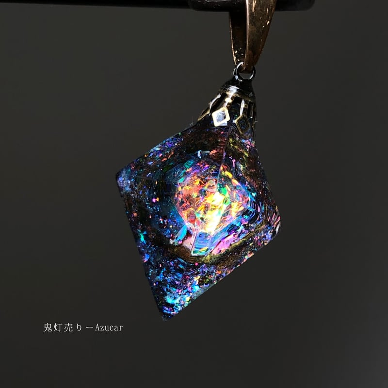 ブラックオパールの光を集めて。 オルゴナイト 宇宙レジン 蓄光