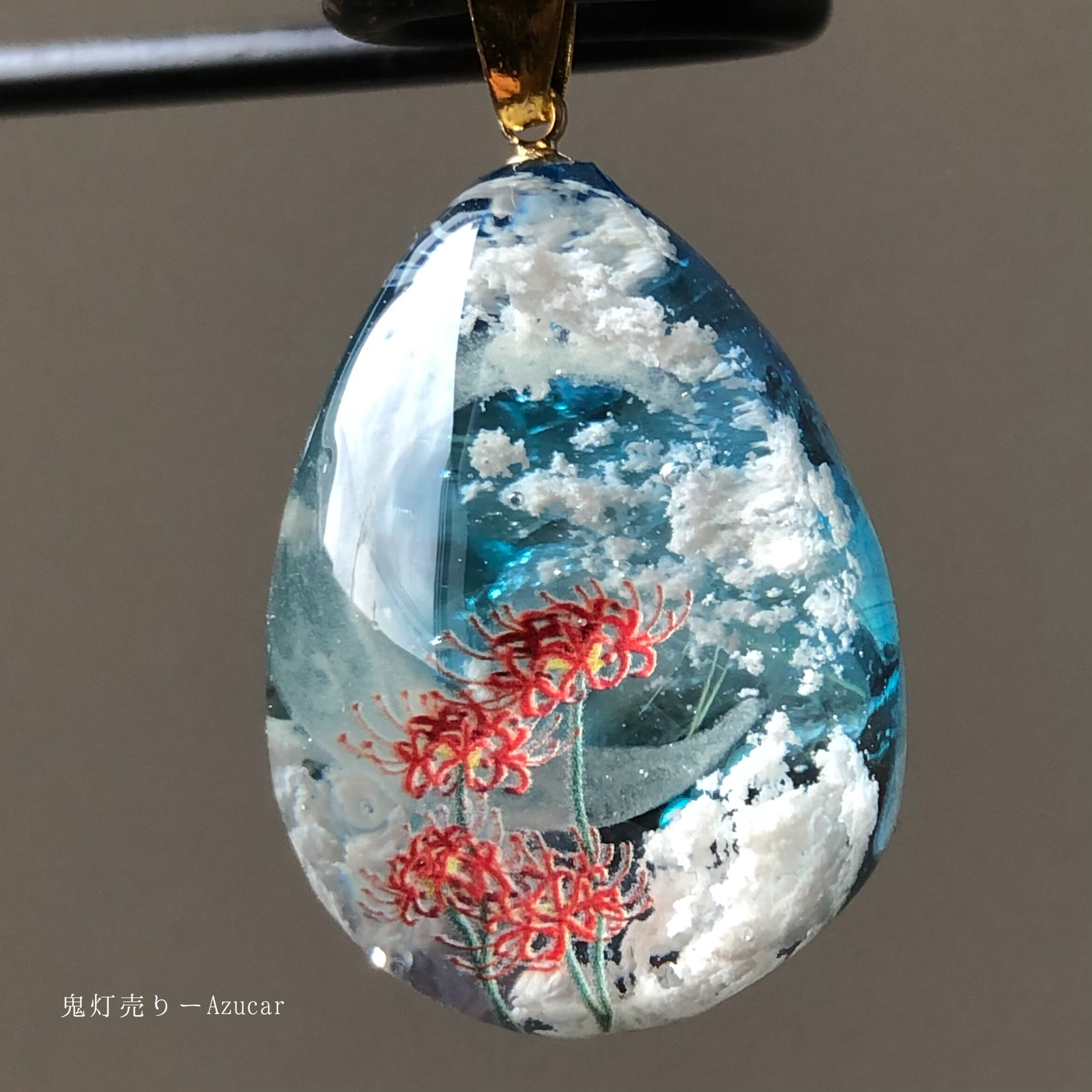 夜明け前の三日月と彼岸花の雲レジンとオルゴナイト 蓄光するたまご型
