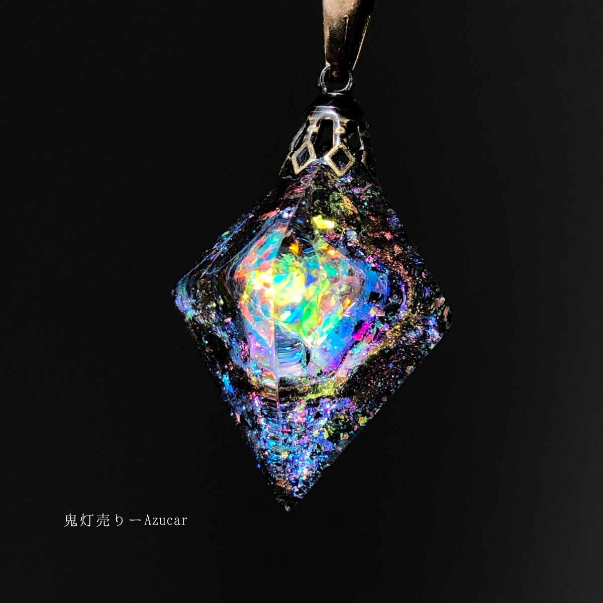 タンザナイト色の光を集めて。 宇宙レジン　蓄光ネックレス タンザナイトの光を集めて。 オルゴナイト 蓄光 八面体 宇宙