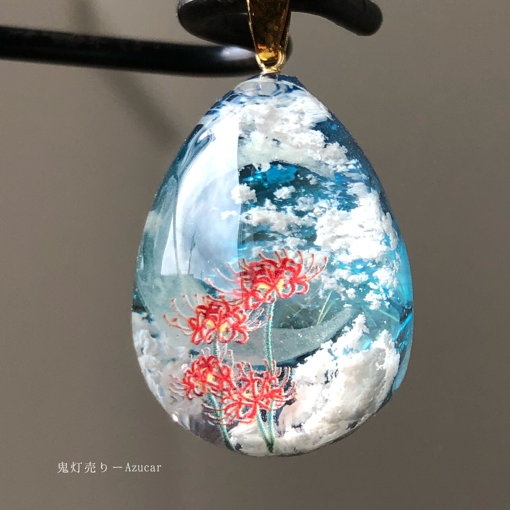 夜明け前の三日月と彼岸花の雲レジンとオルゴナイト 蓄光するたまご型