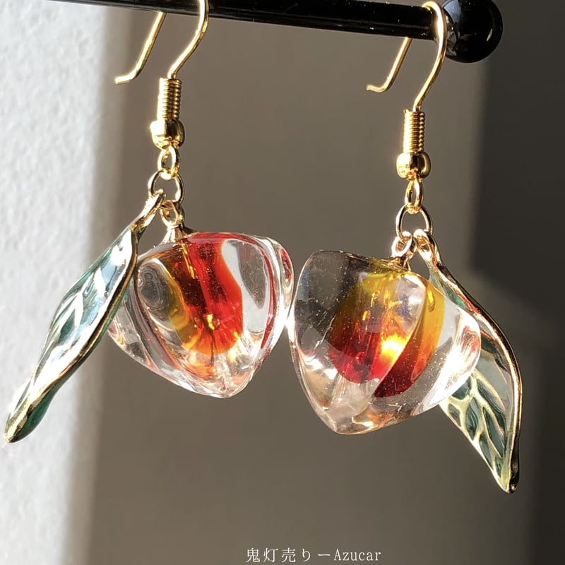 紅鬼灯とステンドグラスのような葉のレジンほおずき ピアス 紅鬼灯とステンドグラスのような葉のレジンほおずき ピアス