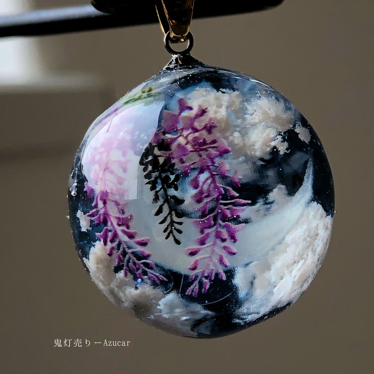 夜空の風でなびく藤の花 球体に閉じ込めた雲レジンと 夜空の風でなびく藤の花 球体に閉じ込めた雲レジンと