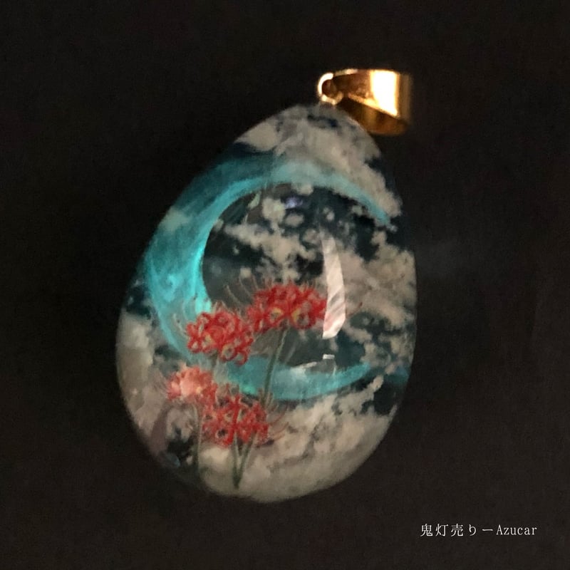 夕焼け空に上弦の月に照らされる彼岸花の雲レジンオルゴナイトネックレス 咲き乱れる彼岸花に三日月。 雲レジン オルゴナイトネックレス