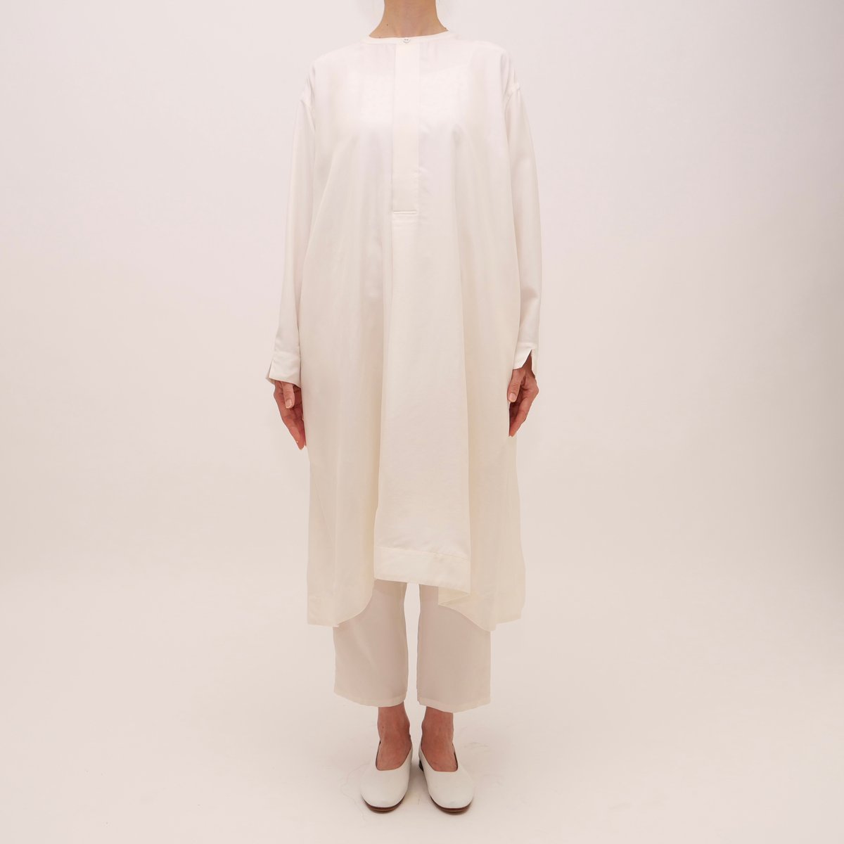 ワンピース yoli Silk tunic NAVY 中古・古着通販】yoli (ヨリ) Silk long onepiece ブラック