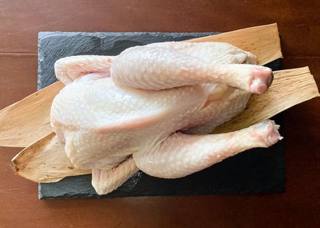 名古屋コーチン 丸鶏 中抜き　大（約1.6kg～） 冷凍　内臓を取り除いた状態でのお届けで解凍してすぐに使えます。ローストチキンや豪快なアウトドア料理もお楽しみ頂けます！