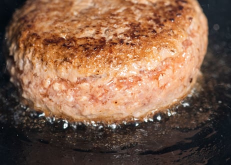 肉汁たっぷりカワトミハンバーグギフト／200g×8個　縁起の良い末広がりの八個入り。お子様からご年配の方まで幅広く人気のある大人気手捏ねハンバーグです。