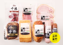 十勝メインキャストお手軽セット（十勝産直品）スパイスビーフ・ロースハム ・ロースハム ・モモ生ハム・ベーコン ・ソフトサラミ・ボンレスハム ・ボロニアソーセージ　お肉ギフト TIK-701