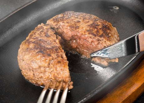 肉汁たっぷりカワトミハンバーグギフト／200g×8個　縁起の良い末広がりの八個入り。お子様からご年配の方まで幅広く人気のある大人気手捏ねハンバーグです。