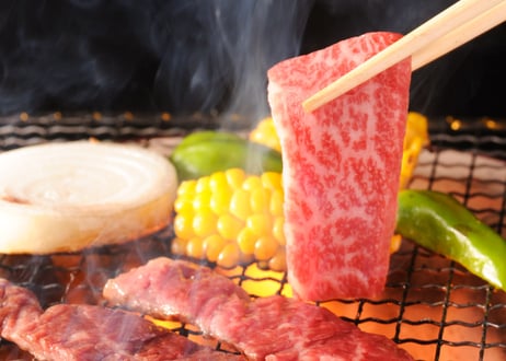 松阪牛肩ロース焼肉／270g　きめ細やかな舌触りにコクの感じられる上品な和牛香が特徴の松阪牛。お肉ギフト　 御中元 お中元ギフト