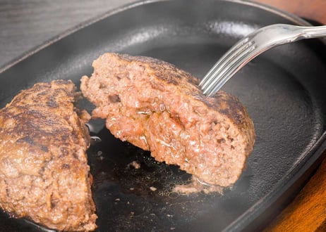 肉汁たっぷりカワトミハンバーグギフト／200g×8個　縁起の良い末広がりの八個入り。お子様からご年配の方まで幅広く人気のある大人気手捏ねハンバーグです。