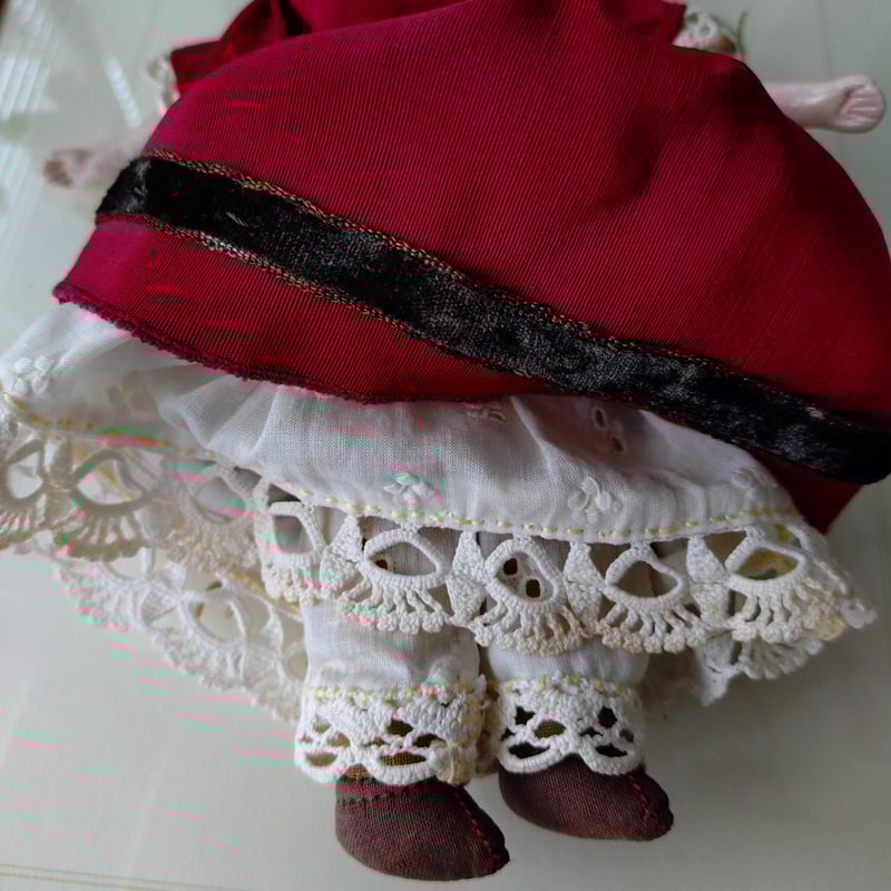 赤いドレスのお人形さんは高さ約21㎝Hおそらく1900年頃 | アンティーク