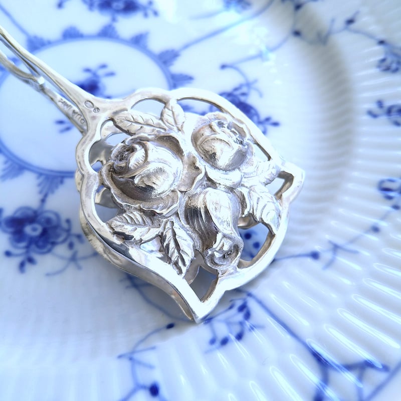 立体的なバラのシルバーケーキトングはスウェーデンへのインポート