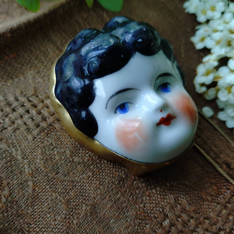 泣く子も黙るかもしれない磁器の人形の顔のペンダント/顔の大きさ縦約6