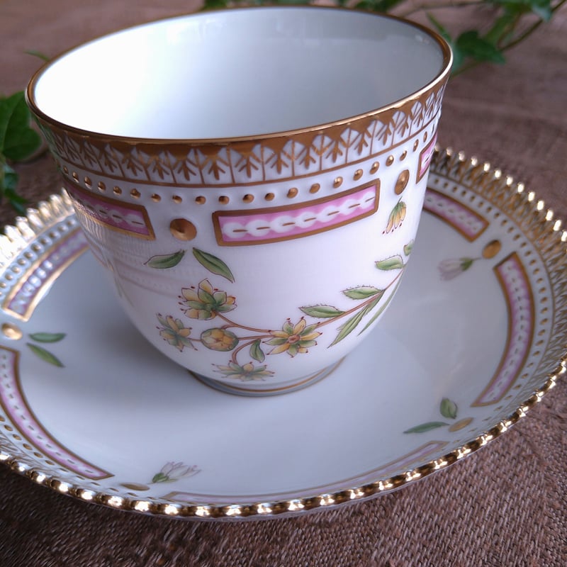 ロイヤルコペンハーゲン フローラダニカ カスタードカップ＆ソーサー 三角 金彩 ロイヤルコペンハーゲン フローラダニカ カスタードカップ