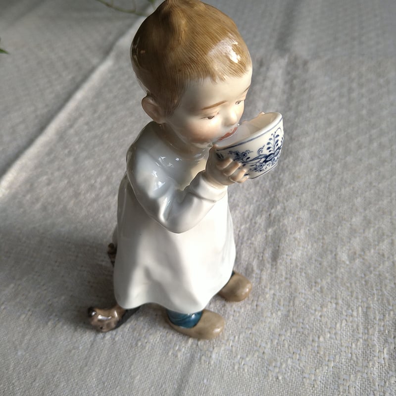 1905～1924年 Meissenミルクを飲む子供 約16.5 ㎝H/Hentschel k