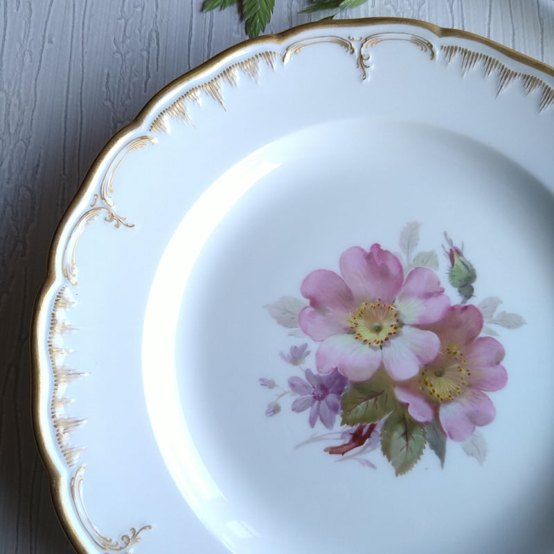 KPMベルリンの野ばらの絵のお皿は直径約21㎝です。1870～1915年頃