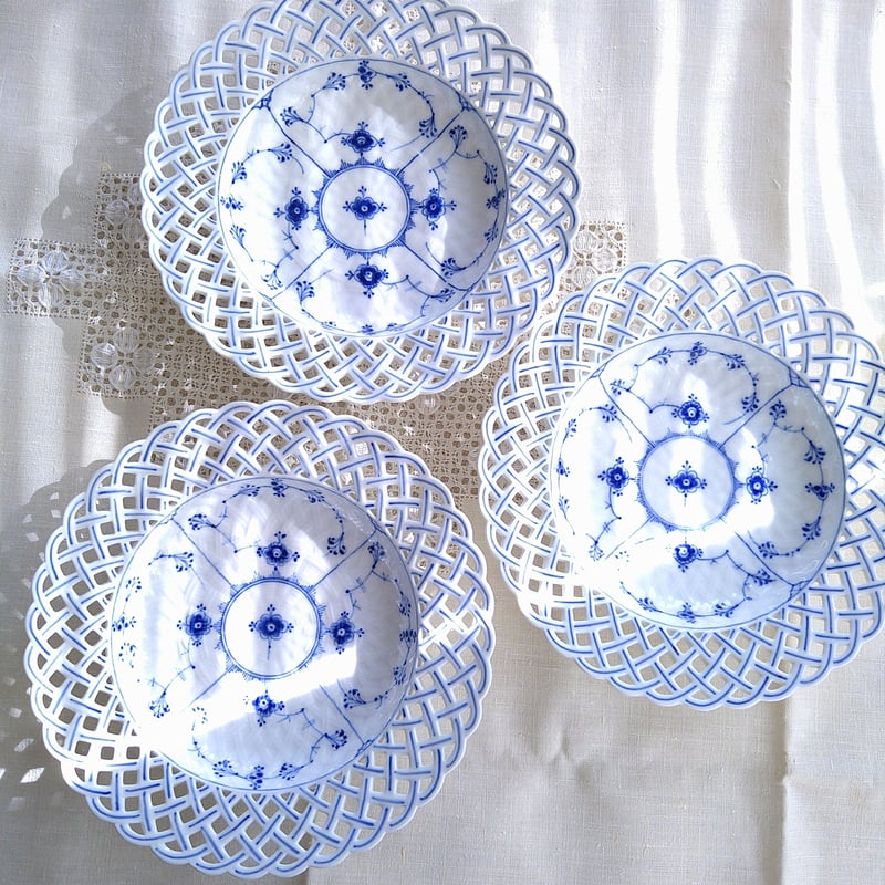 2級品ではあるけれども美しいお皿。1889~1922年の 2級品ではあるけれども美しいお皿。1889~1922年の