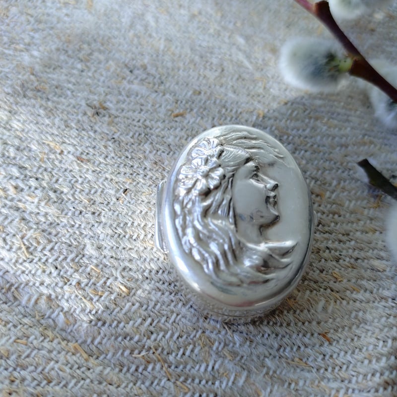 開け方のコツをつかまないと中身をぶちまける危険性があるシルバー925