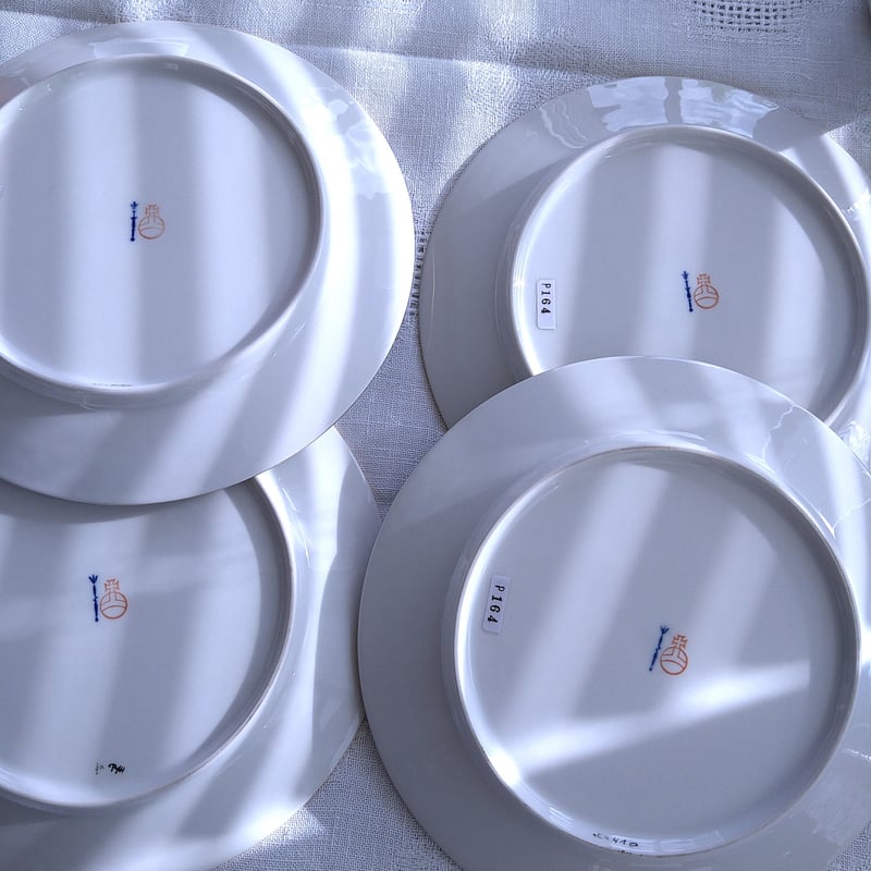 KPMベルリン金彩控えめのKURLANDのカップソーサーとケーキ