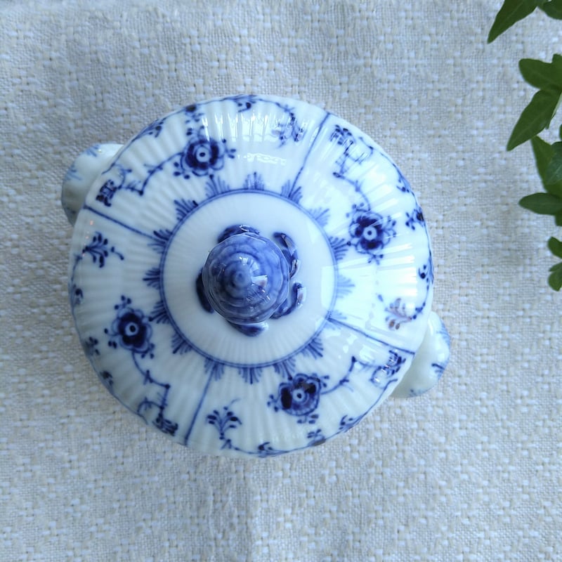 1964年のRoyalCopenhagenブルーフルーテッドプレインのキャンディ入れ