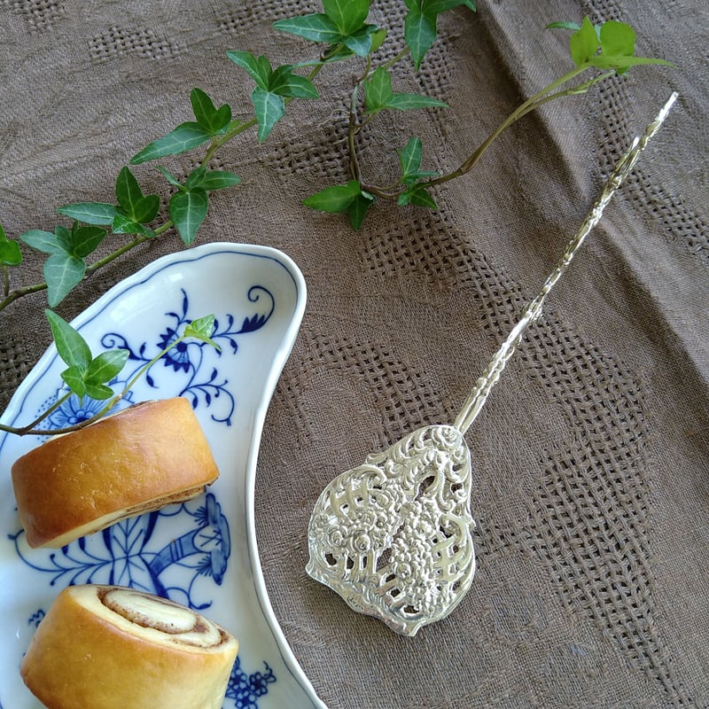 小さいバラが連なるシルバーケーキトング | アンティーク田中 Antique