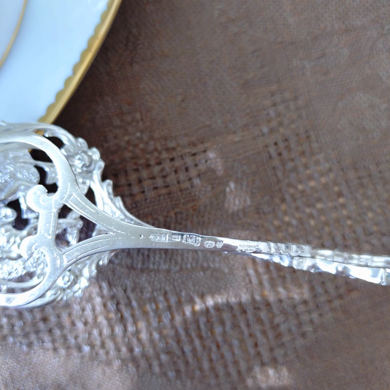 純銀ケーキトング　天使文様　ドイツ銀800 細工の美しいシルバー800 天使のモチーフのケーキトング 大きいサイズ