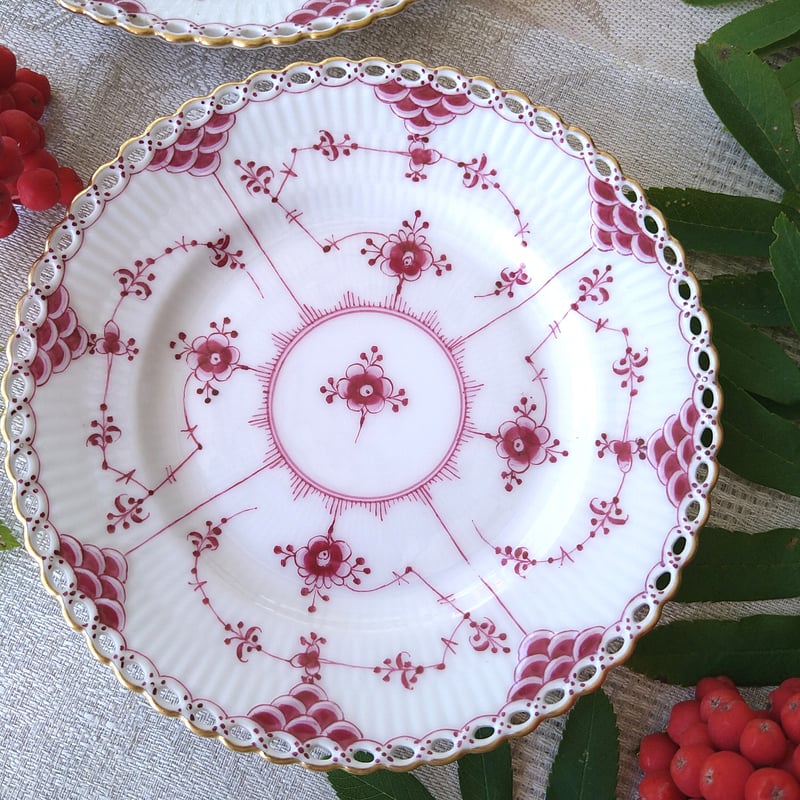 ロイヤルコペーンハーゲン　バーガンディフルレースプレート 1924～1934年RoyalCopenhagenフルレース金彩バーガンディーの小さな