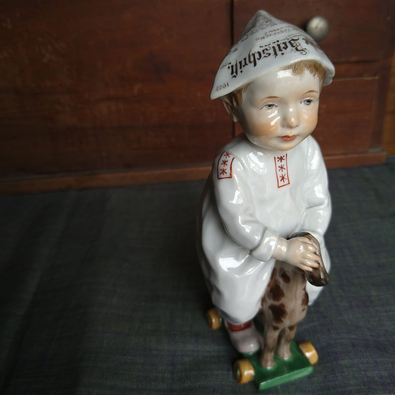 マイセン　ヘンチェル　カップを持つ子供 マイセンヘンチェルカップを持つ子供