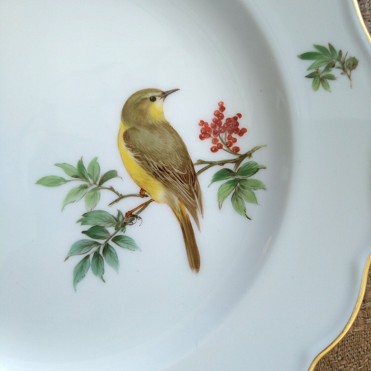 Meissen マイセン 鳥の置物 Meissenマイセン1970年以降のドイツの鳥キアオジのケーキ
