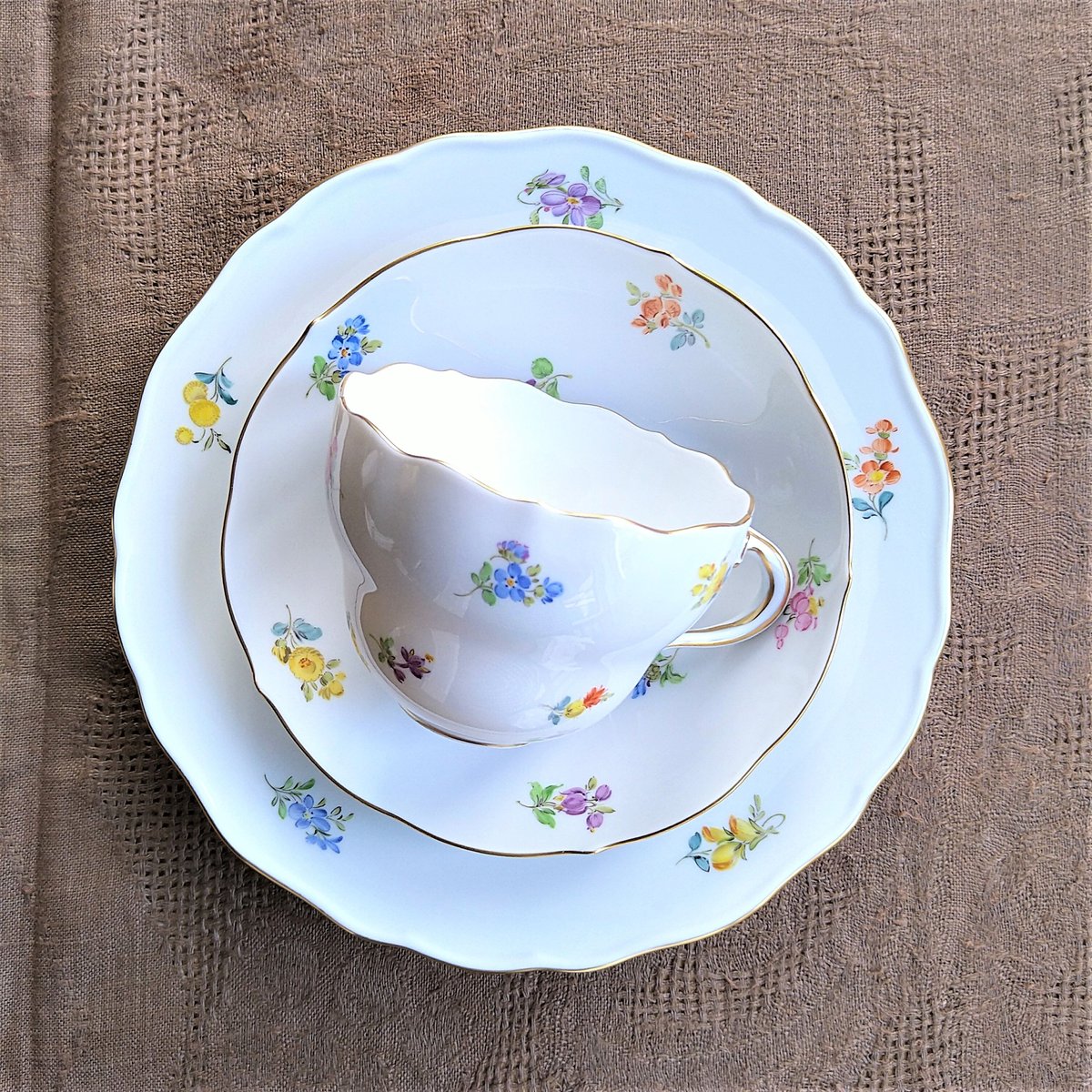 Meissenマイセンの色小花のコーヒーカップソーサーとケーキ Meissenマイセンの色小花のコーヒーカップソーサーとケーキ