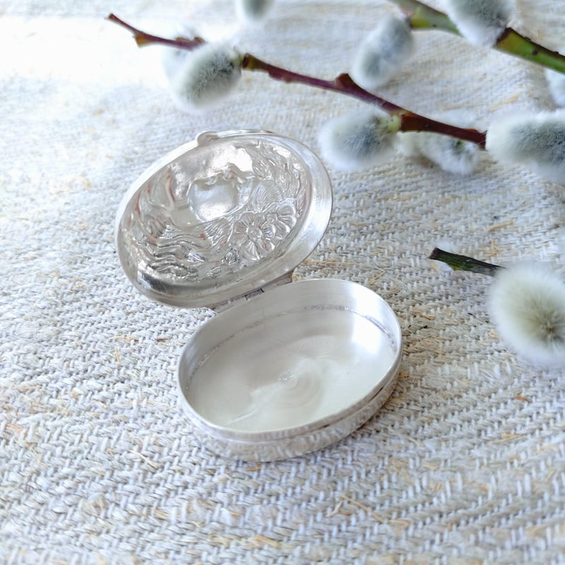 開け方のコツをつかまないと中身をぶちまける危険性があるシルバー925