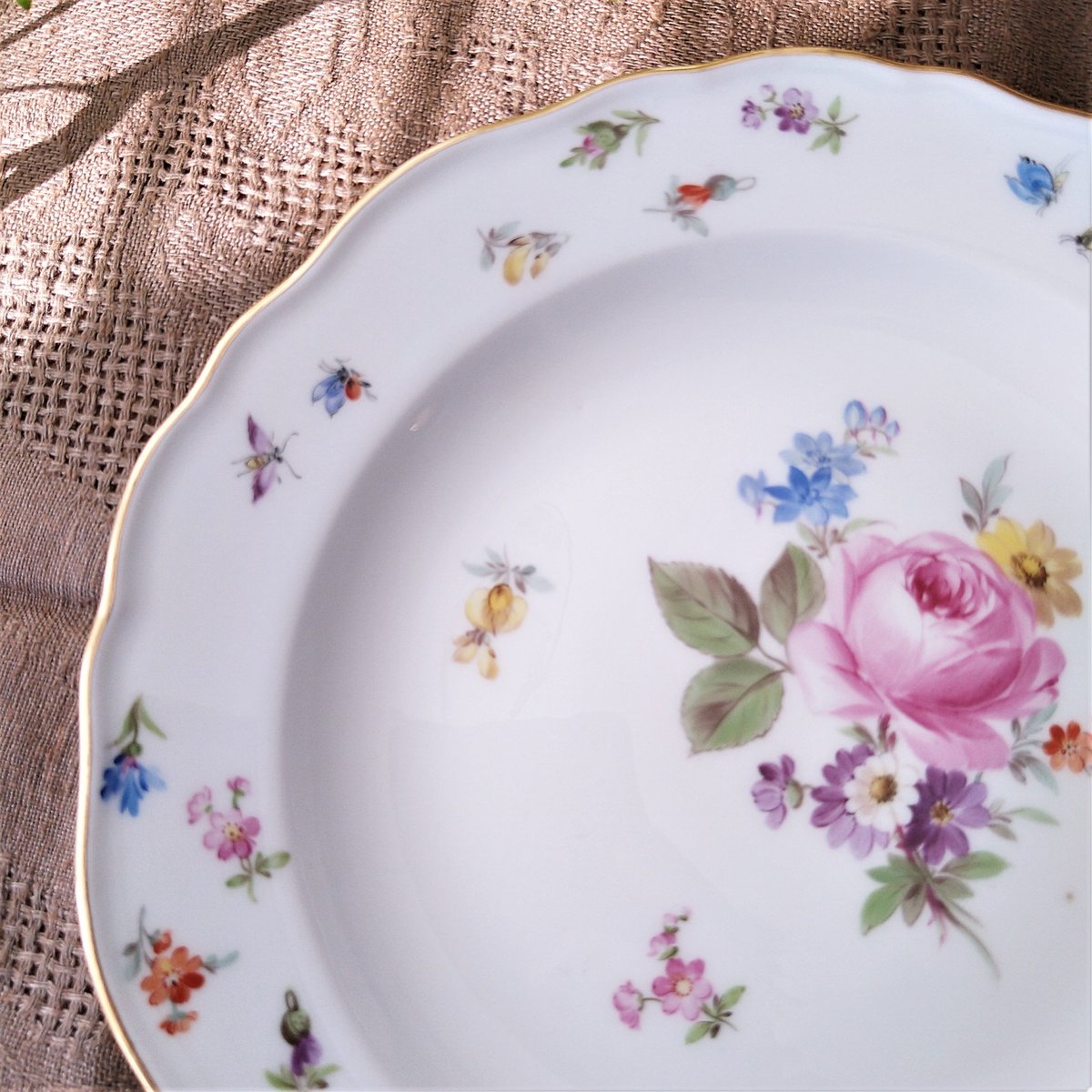 古マイセン 金彩 花のブーケと虫の絵付け 19C末 大皿 直径 34cm MEISSEN - 古マイセン 金彩 花のブーケと虫の絵付け 19C末 大皿 直径