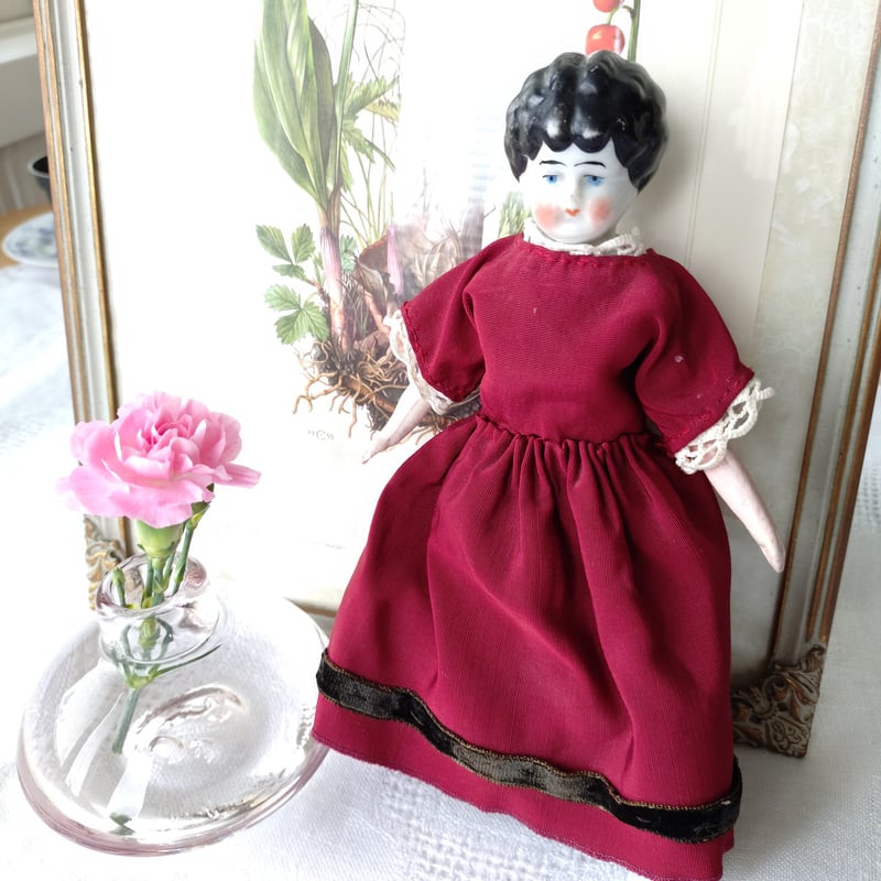 赤いドレスのお人形さんは高さ約21㎝Hおそらく1900年頃 | アンティーク