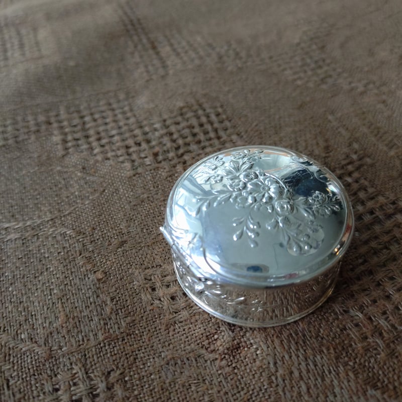 Silver800フラワーブーケと楽器のピルケースは直径約4㎝D高さ約2㎝H重