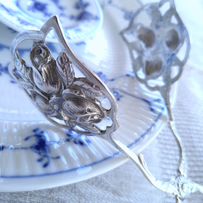 立体的なバラのシルバーケーキトングはスウェーデンへのインポート