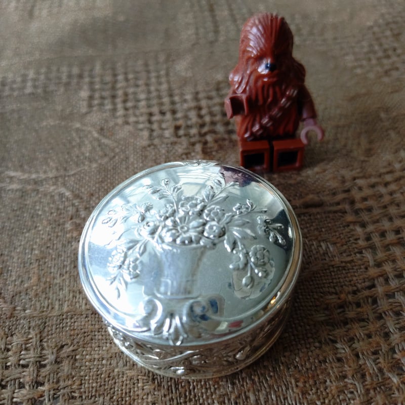 Silver800フラワーブーケと楽器のピルケースは直径約4㎝D高さ約2㎝H重