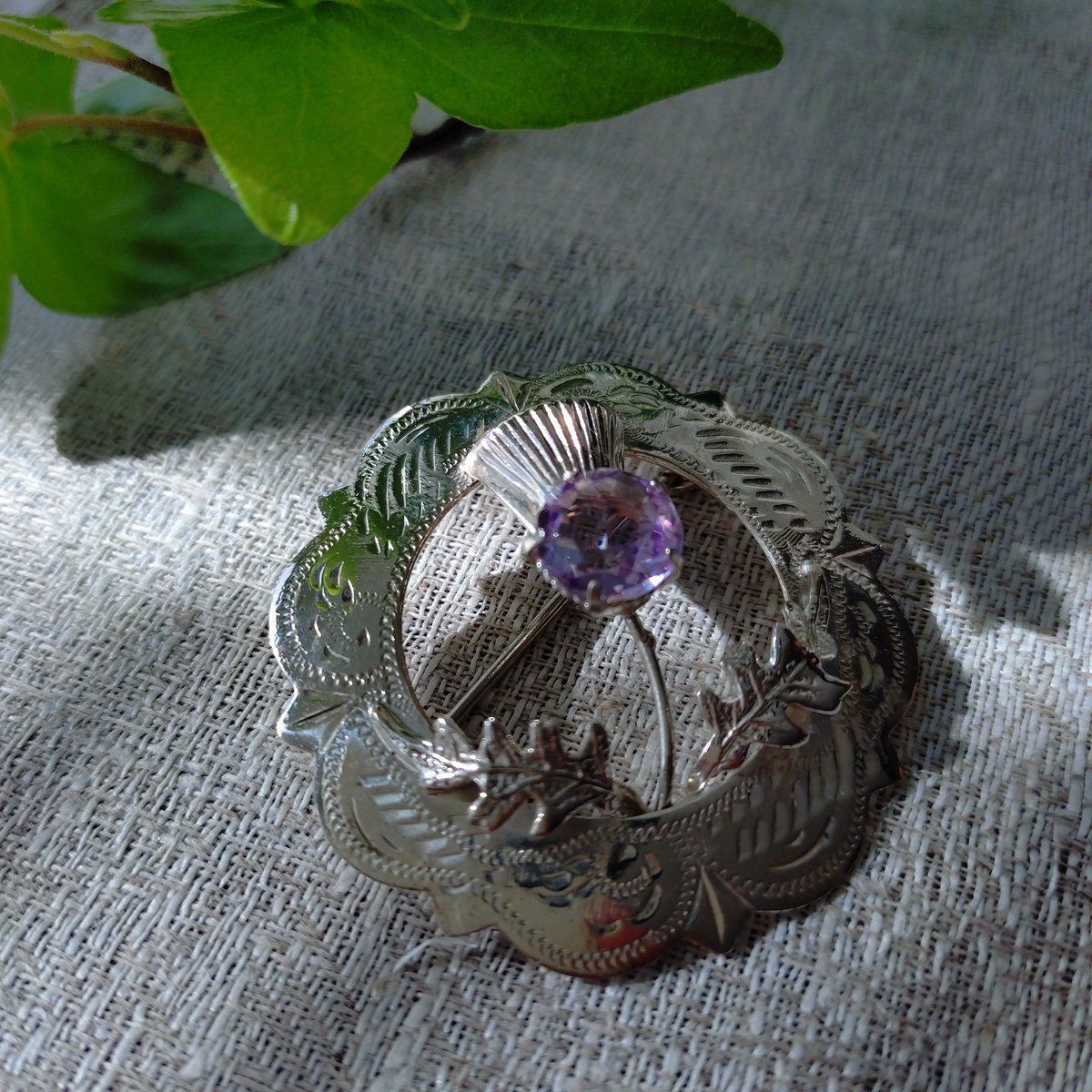 ブローチ シルバー製 天然石 アメジスト カボッション 裏面カッティング 912 W.B.s スコットランドのアザミのシルバーブローチ直径約4.4㎝D