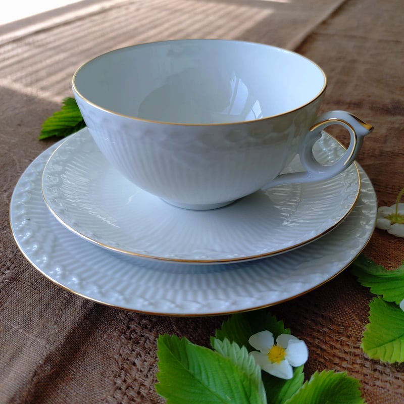 ティーカップソーサーのソーサーとケーキプレートに窯傷あります。1956