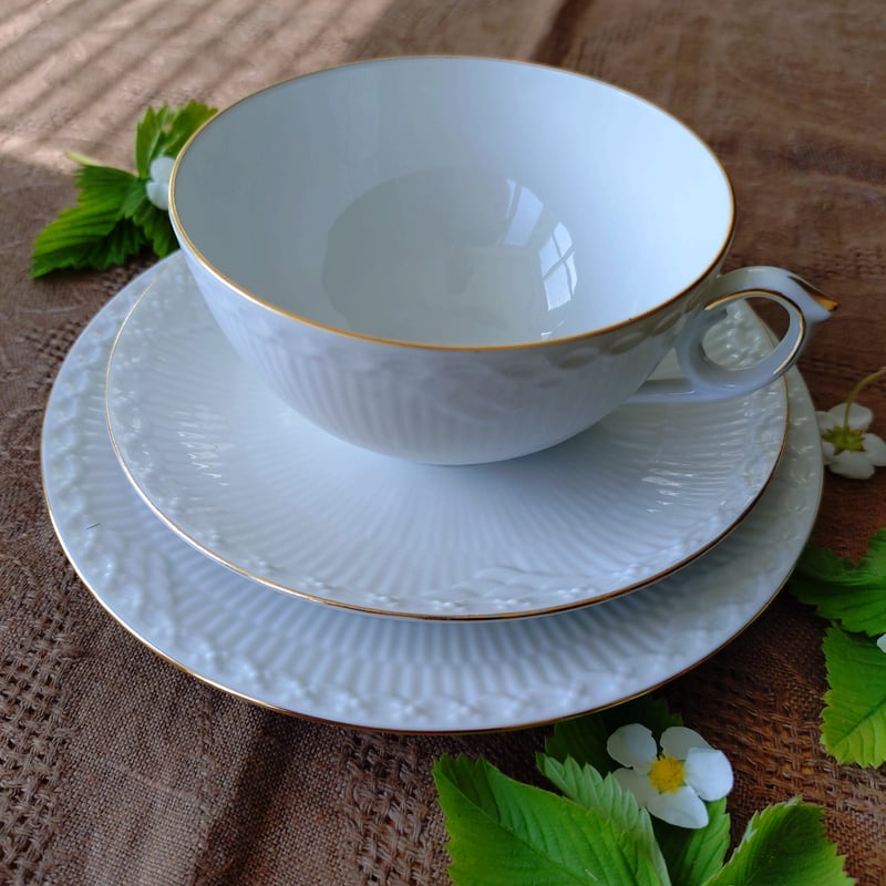 ティーカップソーサーのソーサーとケーキプレートに窯傷あります