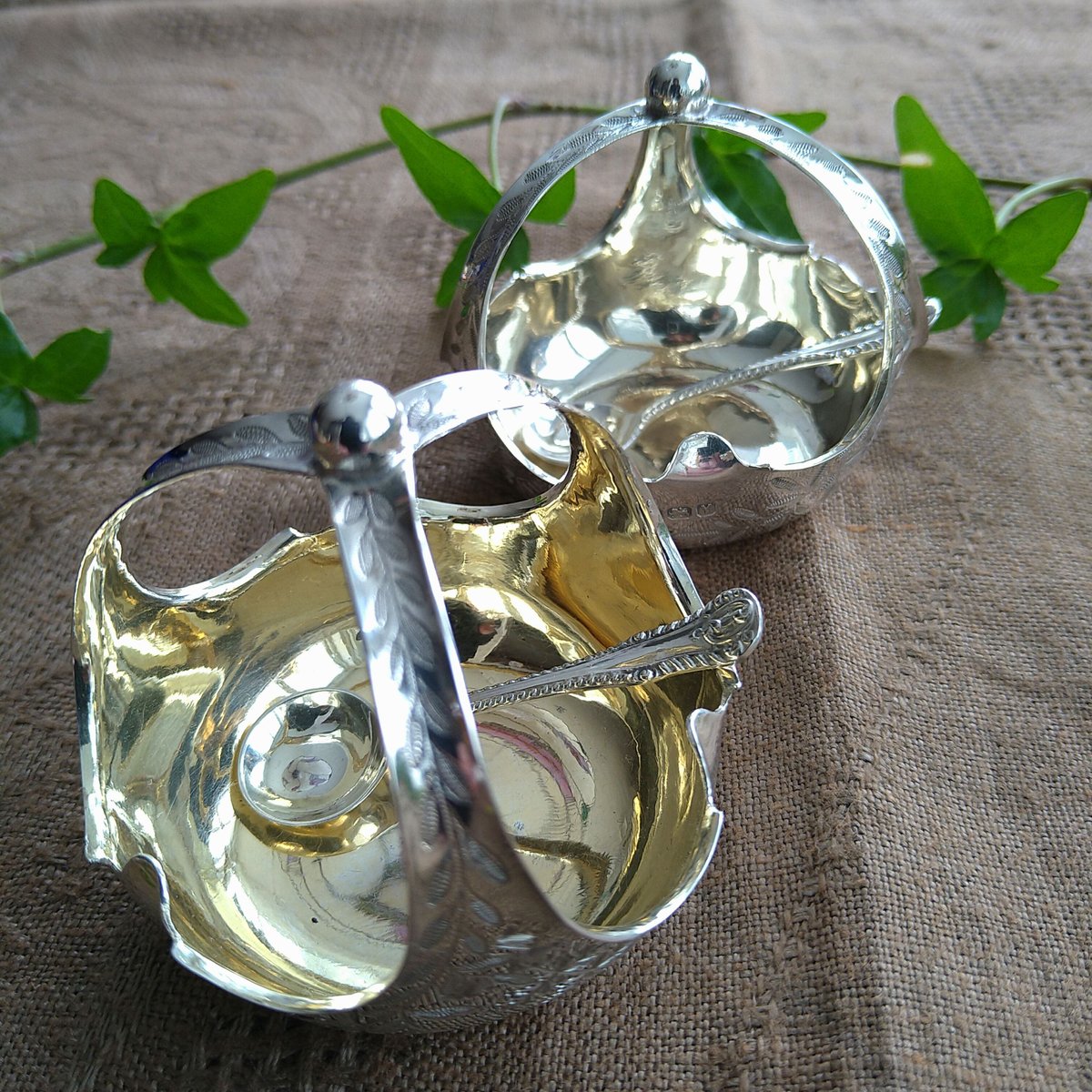 イギリスSheffieldのスターリングシルバーの塩コショウ入れ