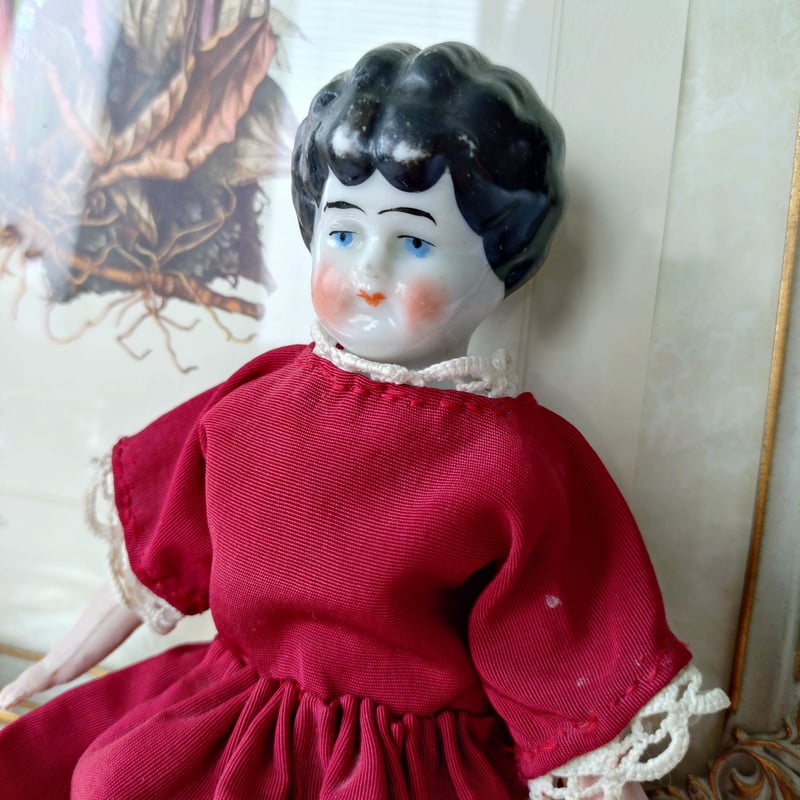 赤いドレスのお人形さんは高さ約21㎝Hおそらく1900年頃 | アンティーク