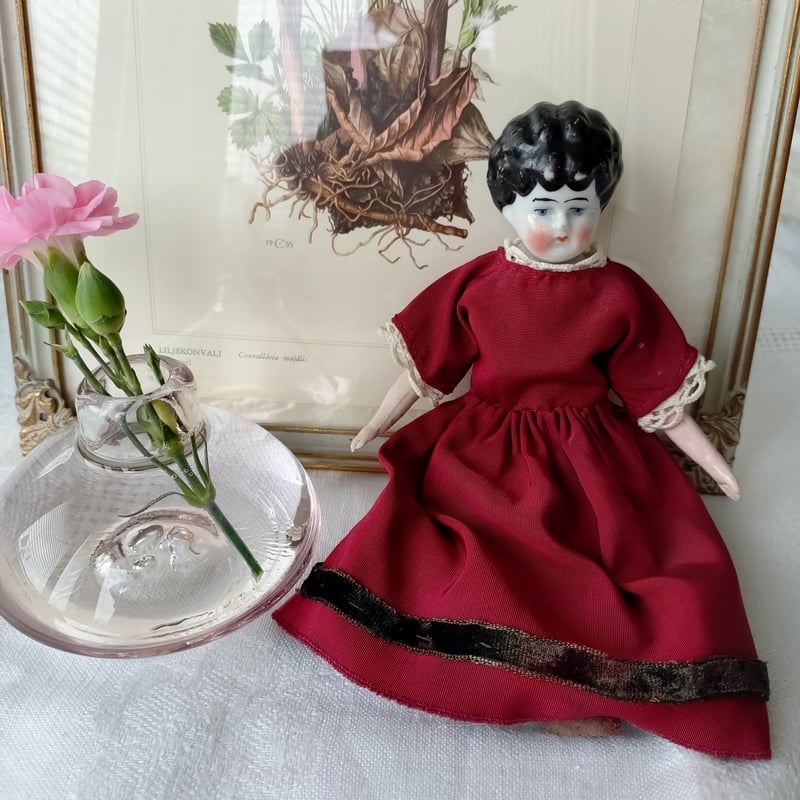 赤いドレスのお人形さんは高さ約21㎝Hおそらく1900年頃 | アンティーク