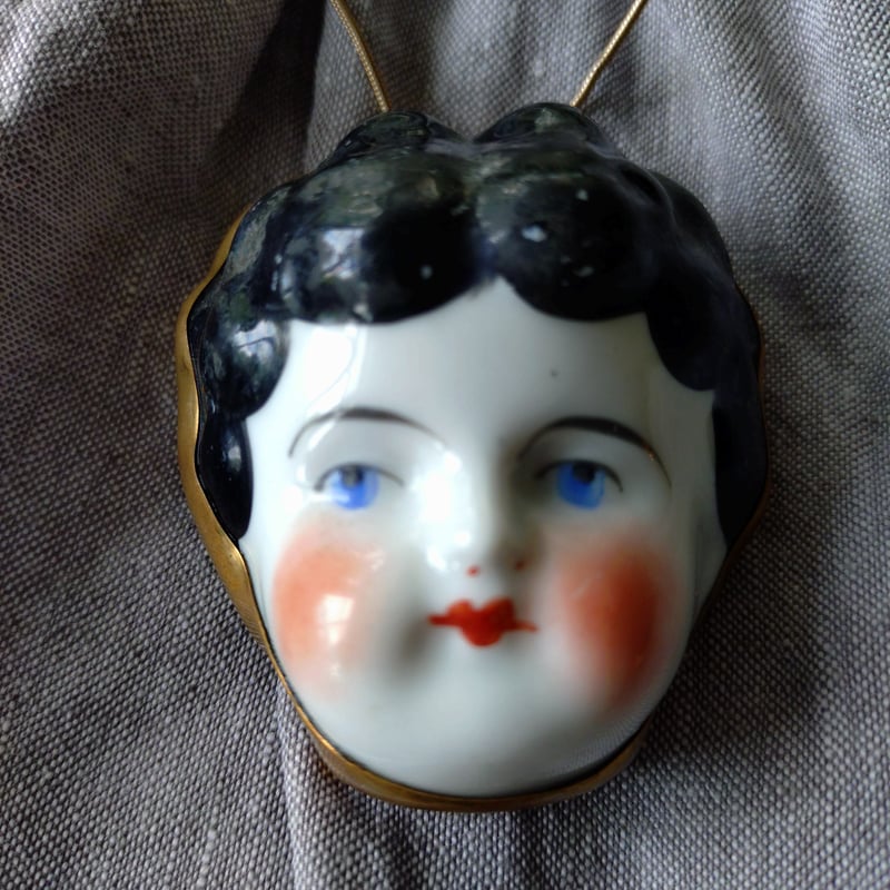 泣く子も黙るかもしれない磁器の人形の顔のペンダント/顔の大きさ縦約6