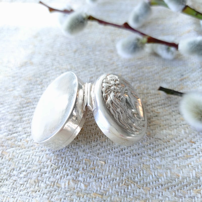 開け方のコツをつかまないと中身をぶちまける危険性があるシルバー925