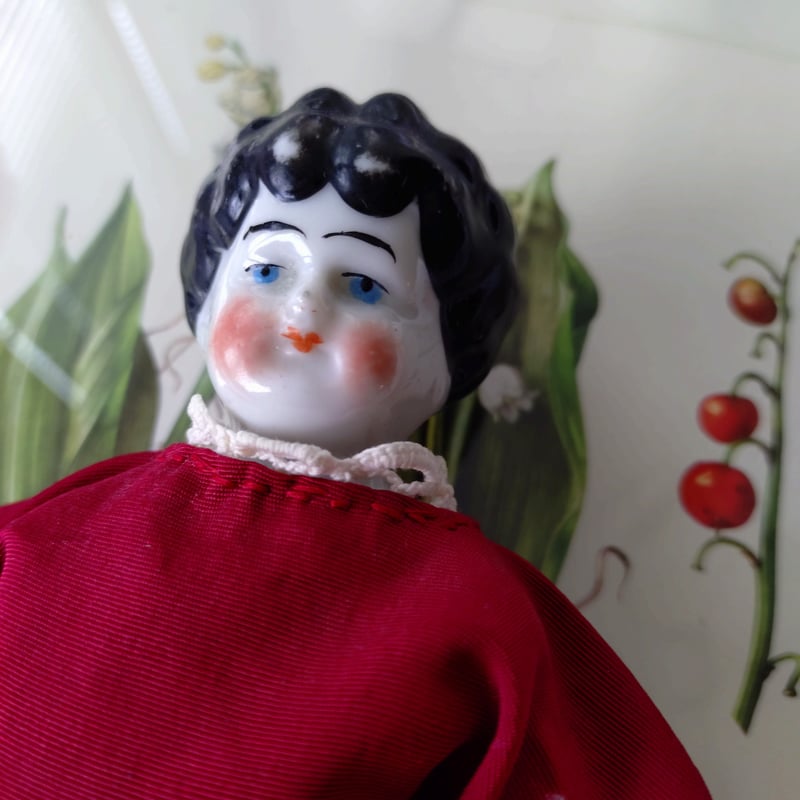 赤いドレスのお人形さんは高さ約21㎝Hおそらく1900年頃 | アンティーク