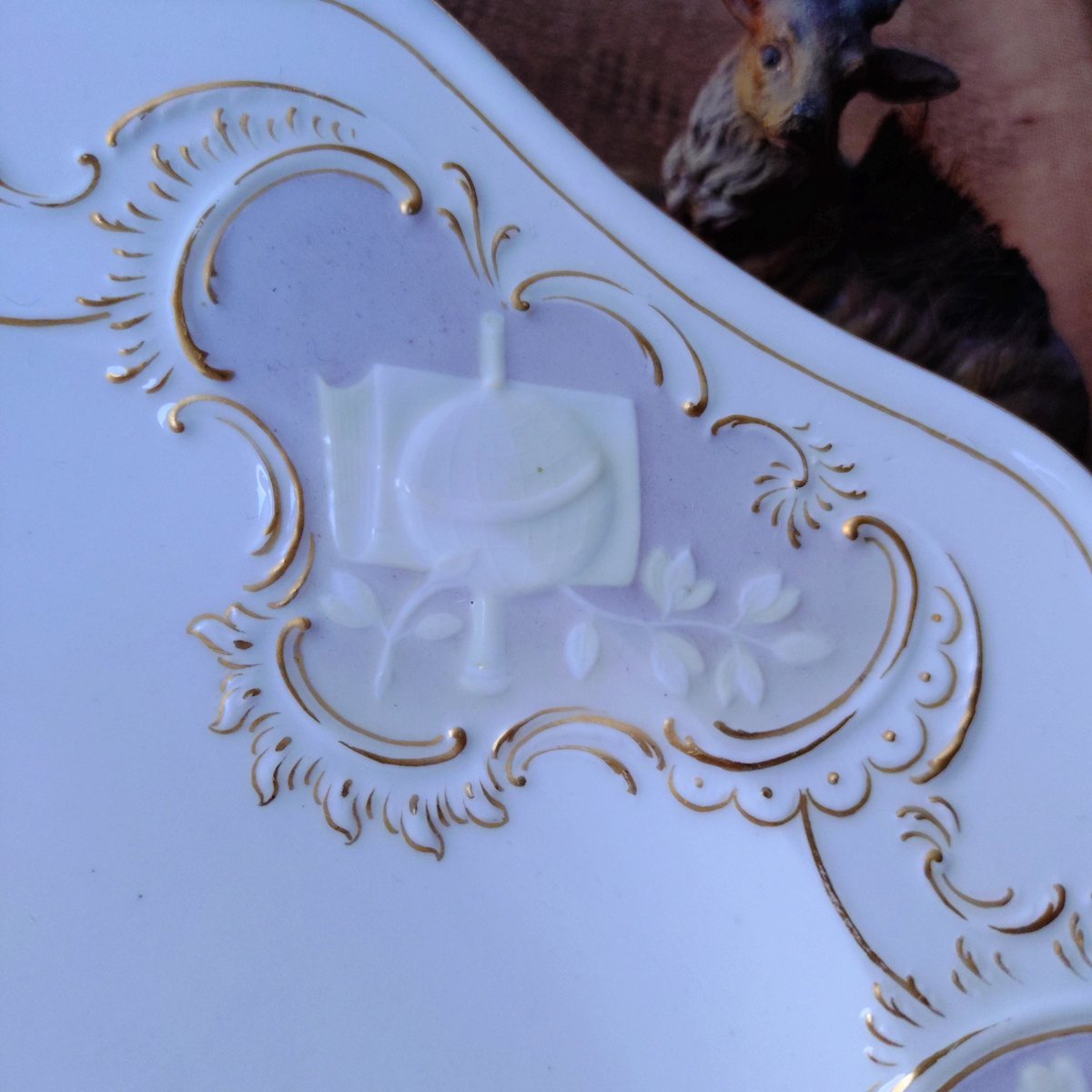 1924年以前Meissen直径約25㎝D/淡い紫ピンクの6つの窓に花と寓意の